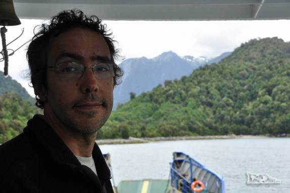 Navegando na balsa de Caleta Gonzalo, no parque Pumalín, trecho da Carretera Austral no sul do Chile